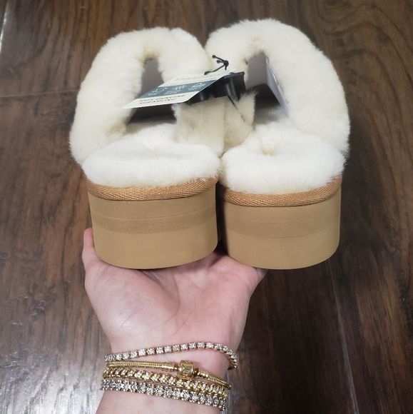 Fireside by Dearfoams Women's Melton Genuine Shearling Platform Scuff Slipper - Picture 3 of 5